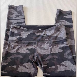 Tuff Athletics Capri length leggings - size Medium